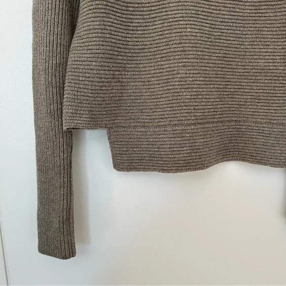 Aritzia Babaton Women’s Mika Sweater Funnel Neck Wool
Cashmere Medium - Picture 6 of 13